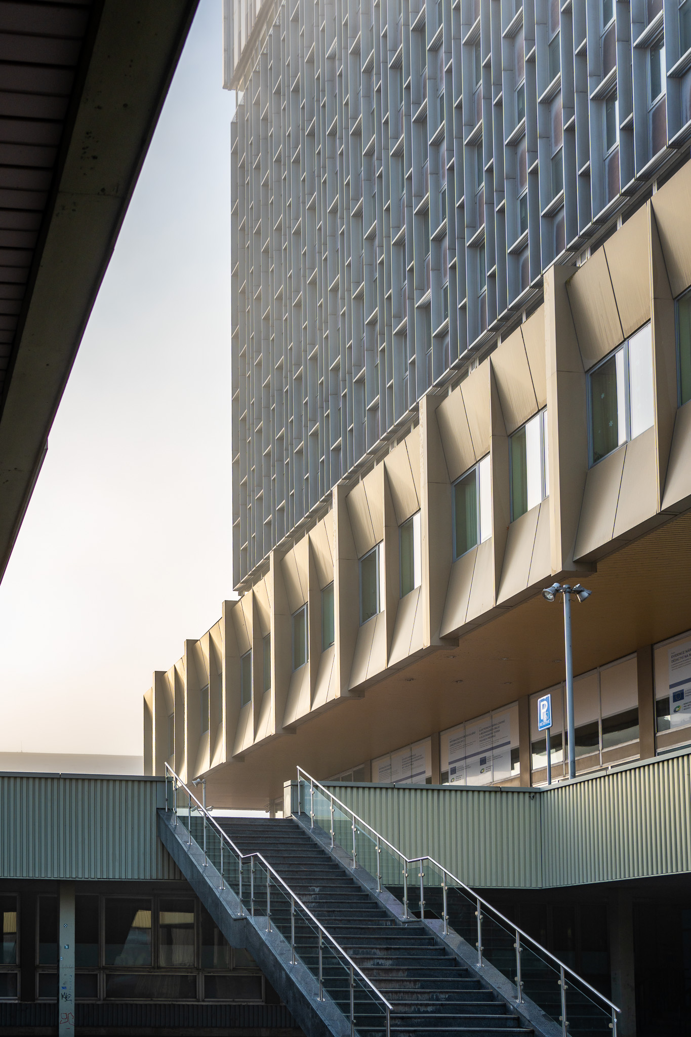 Budova se schodištěm