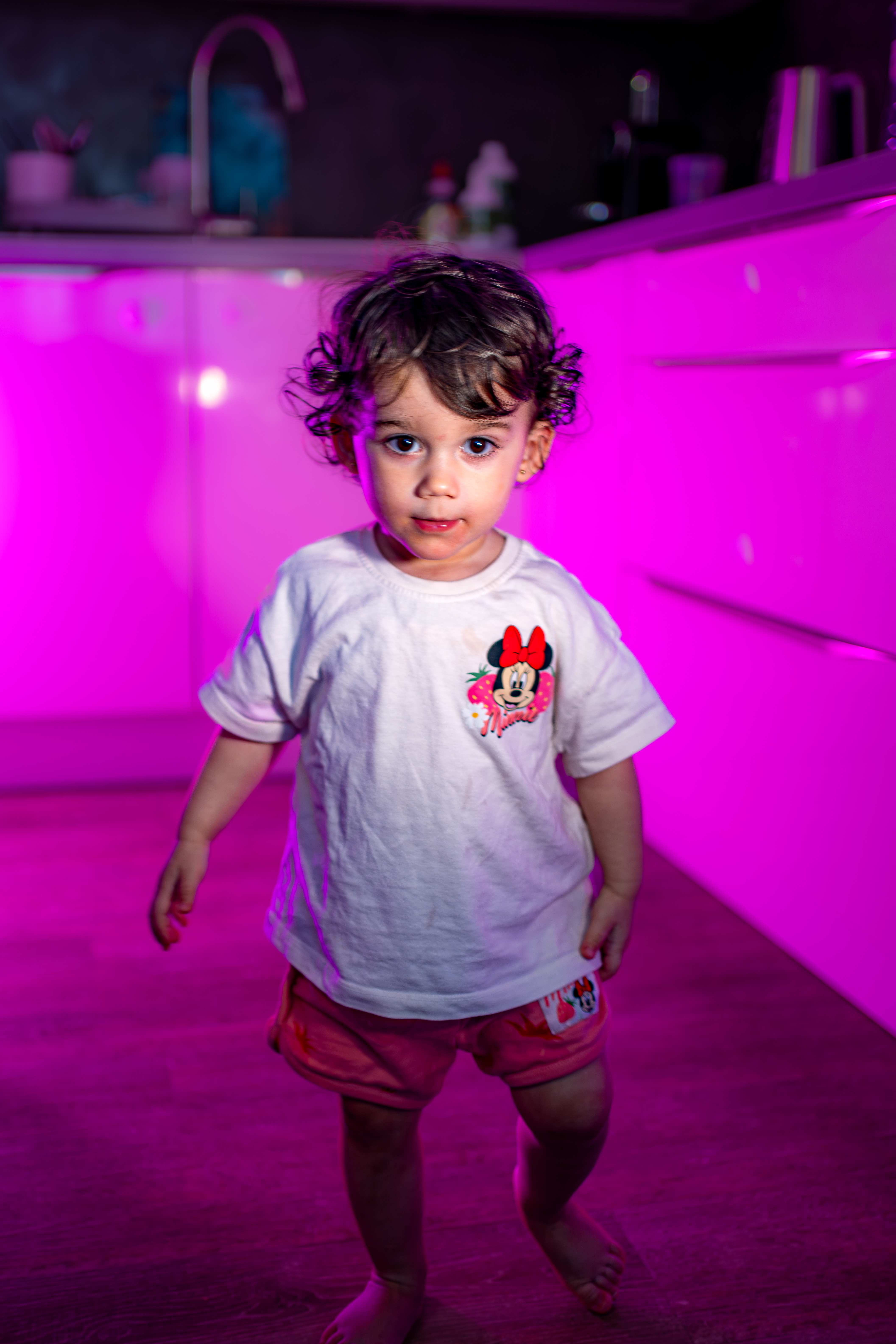 Dítě v růžovém světle