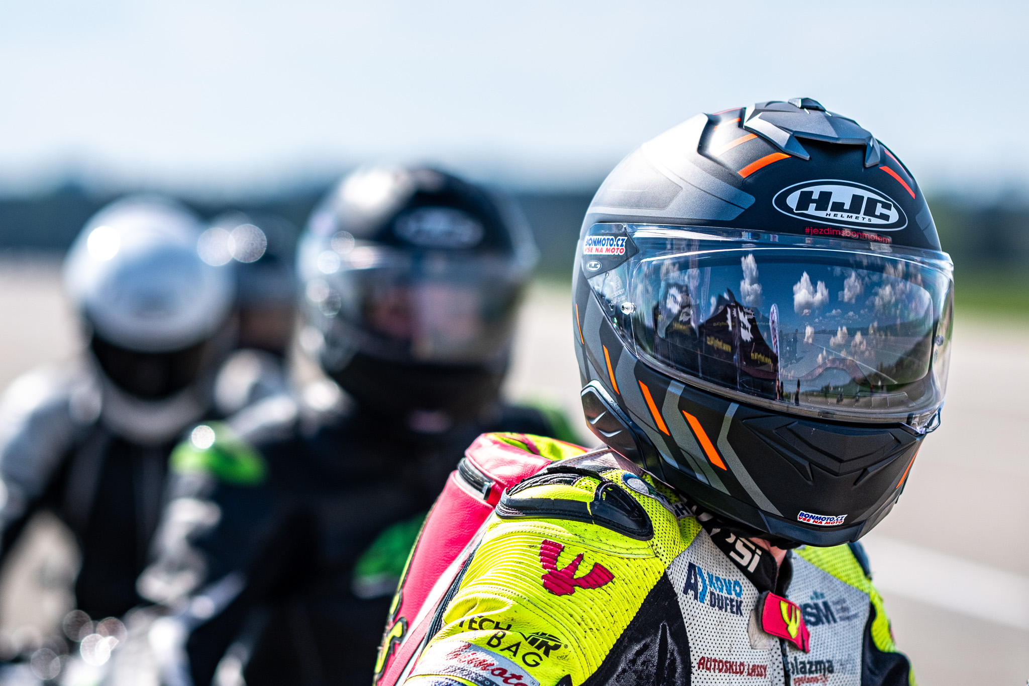 Motorkáři před závodem