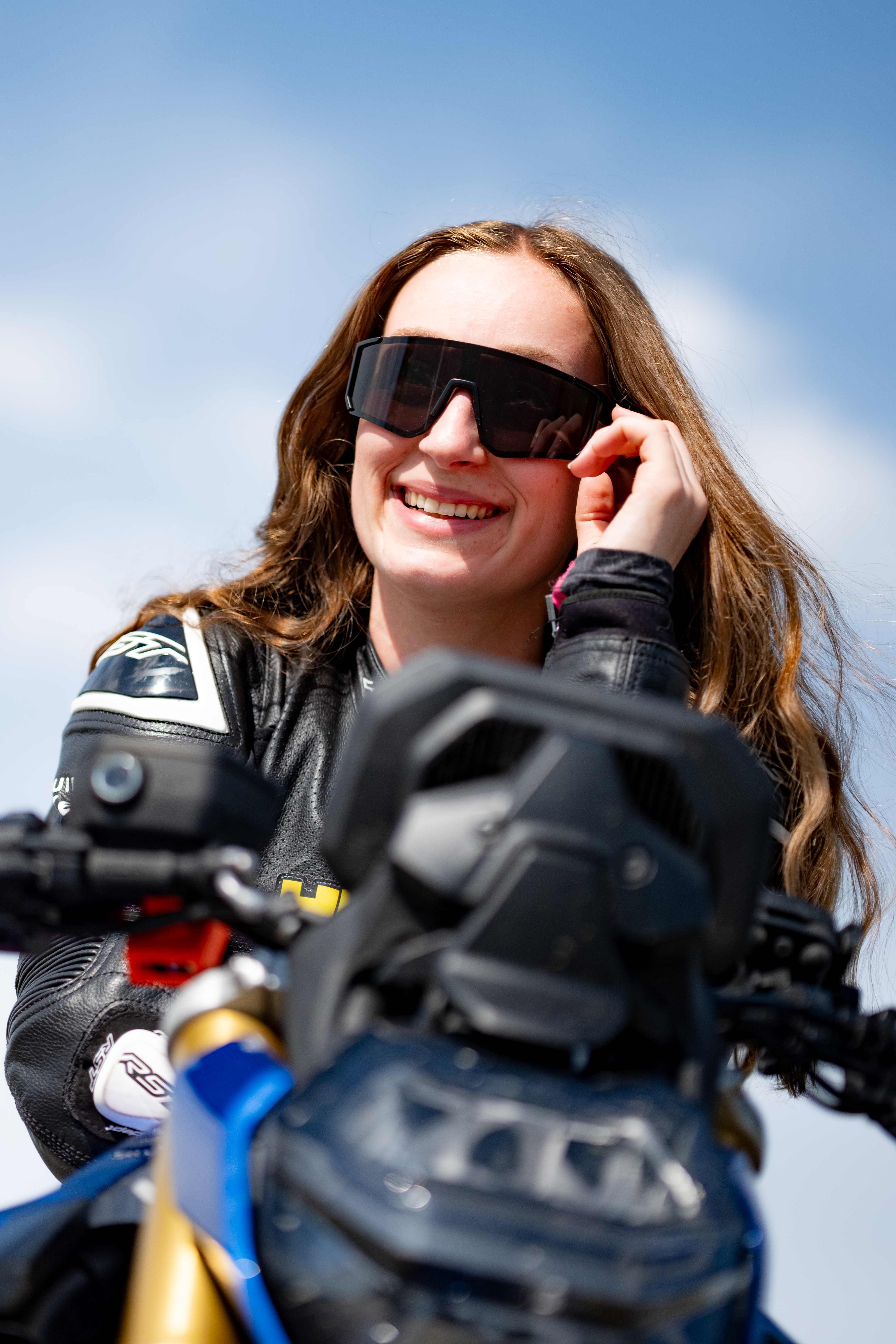 Motorkářka s úsměvem