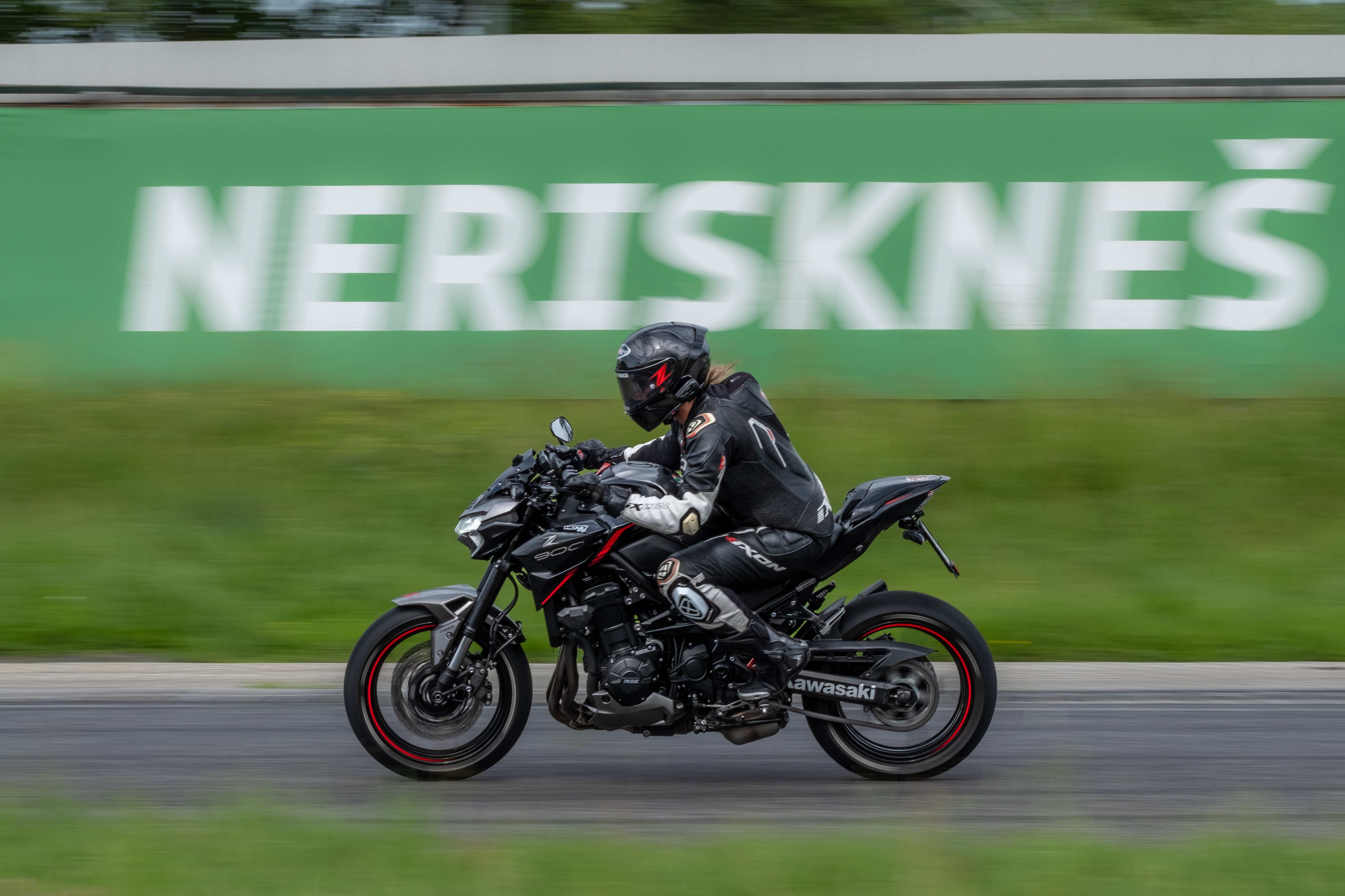 Závodní motorka v akci