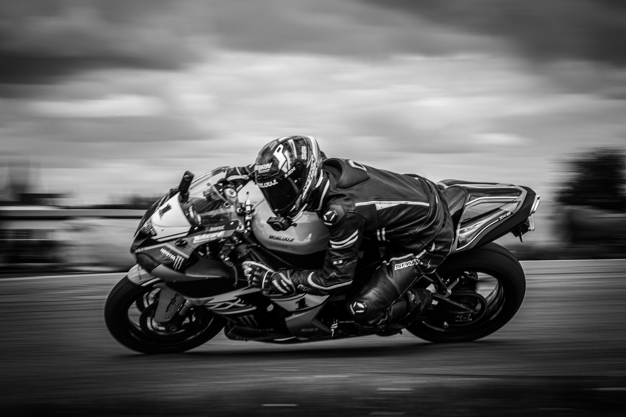 Závodník v zatáčce